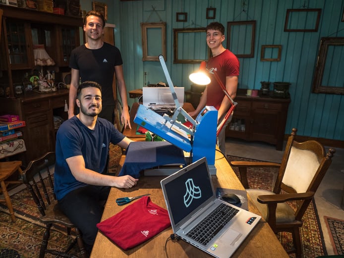 Duurzame sportkleding van hennep en biokatoen Erik de Groot (24), Ashkan Hashemzadeh (23) en Stefan Boerkamp (21) laten zien dat duurzame sportkleding van hennep en biokatoen voor een betaalbare prijs, wel mogelijk is.